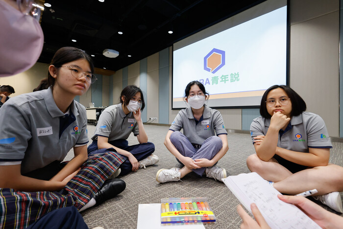 学员何雅仪（左一）及丁婧艳（右二）自小在新市镇长大，考察过失修旧楼后被实况所震撼，明白到楼宇复修的重要性。